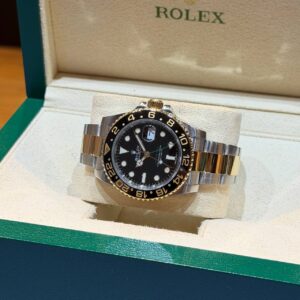 PRE-OWNED ROLEX 116713LN GMT-MASTER II BLACK DIAL YG/SS OYSTER BRACELET WITH CERT YEAR 2018